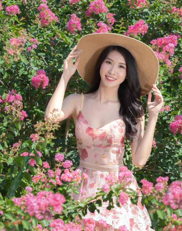 Tạo dáng chụp ảnh khi mặc váy