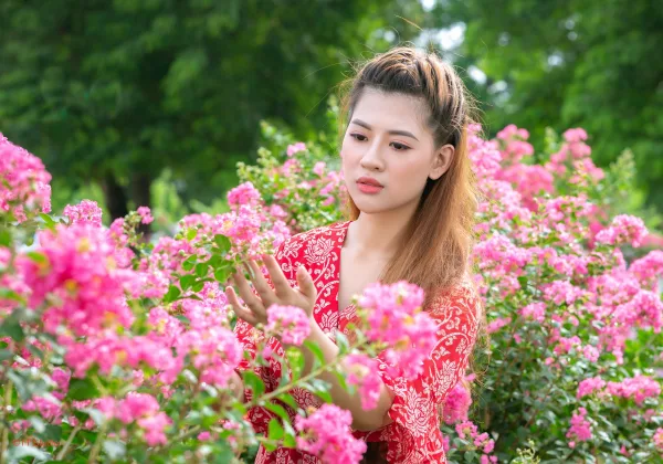 Tạo dáng chụp ảnh khi mặc váy