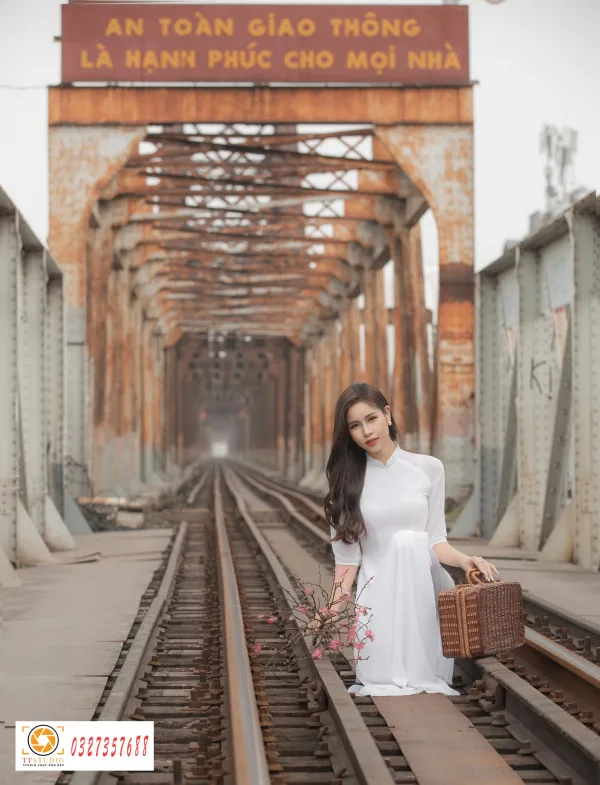Chụp ảnh áo dài cầu long biên