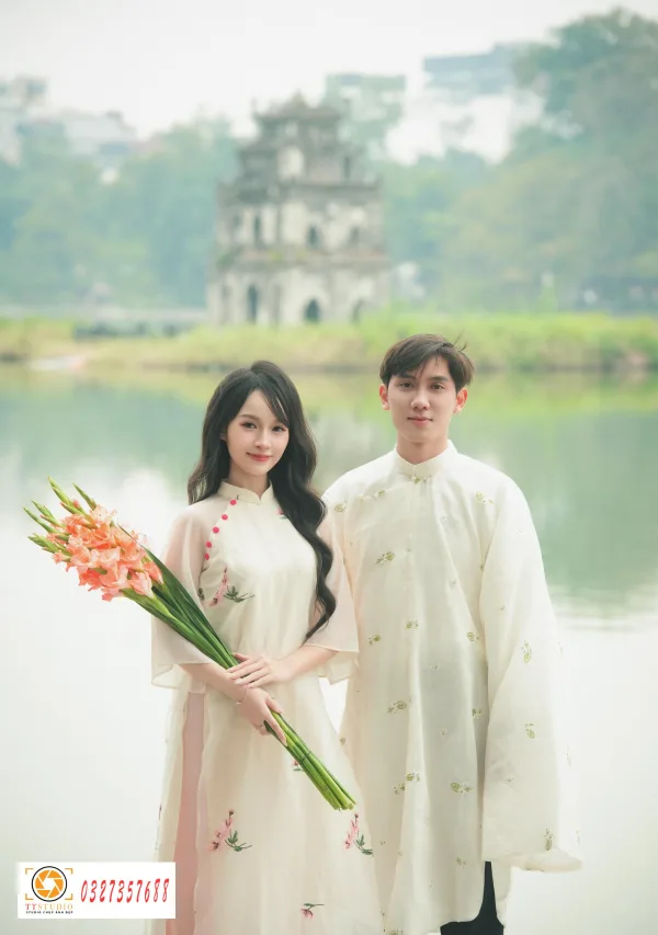 Ảnh tết couple hồ gươm