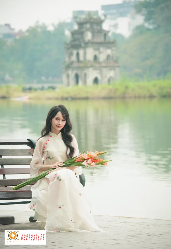 Ảnh tết couple hồ gươm