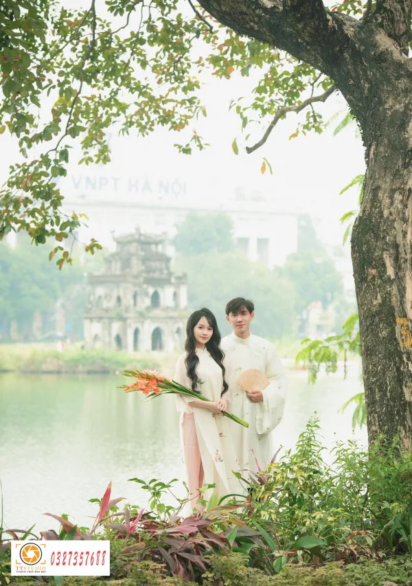 Ảnh tết couple hồ gươm