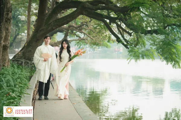 Ảnh tết couple hồ gươm