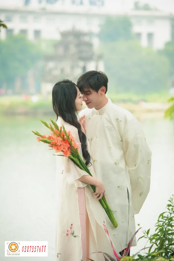 Ảnh tết couple hồ gươm