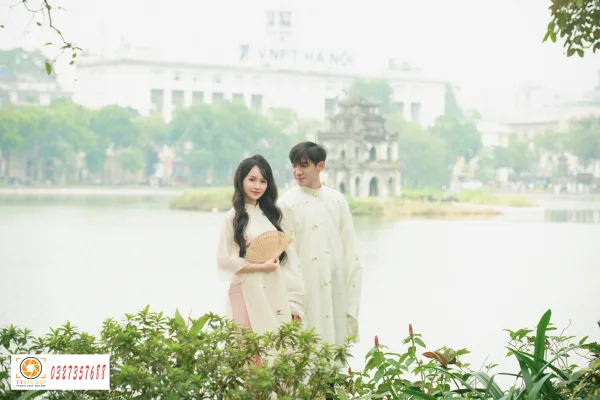 Ảnh tết couple hồ gươm