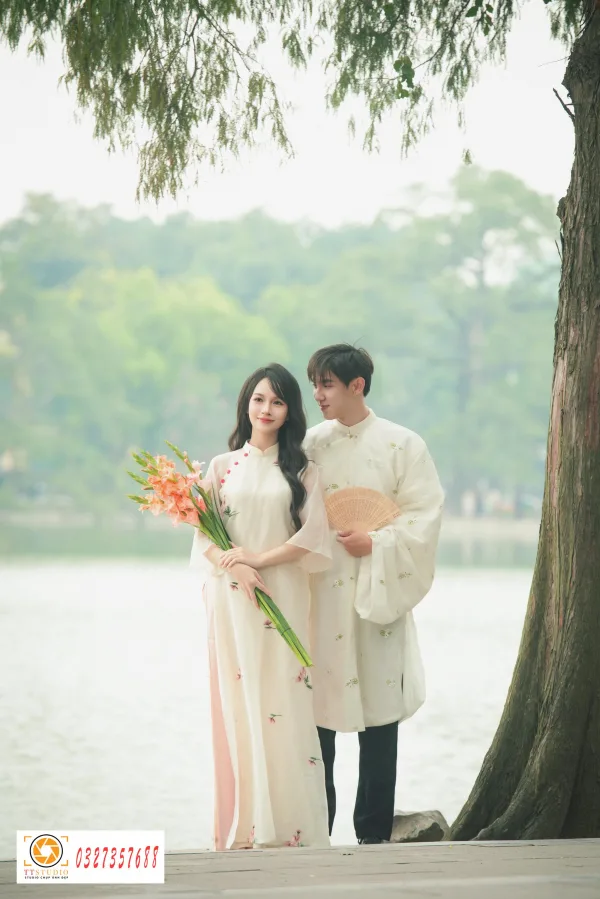 Ảnh tết couple hồ gươm