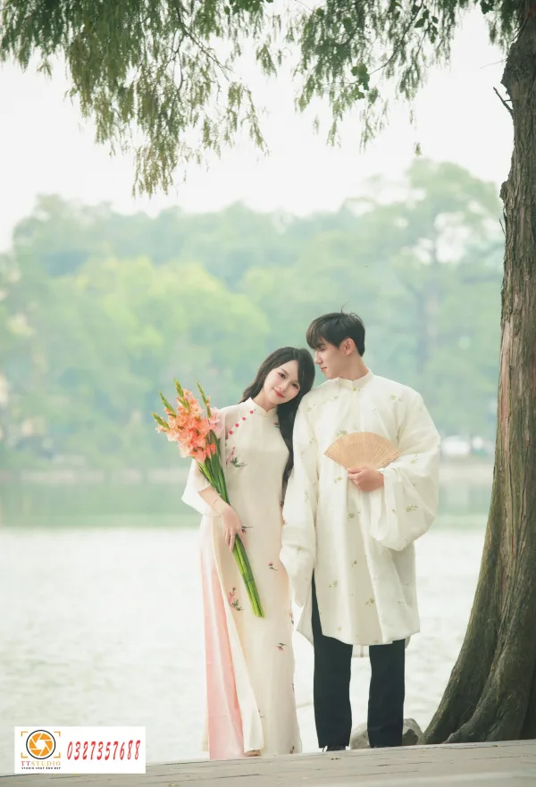 Ảnh tết couple hồ gươm