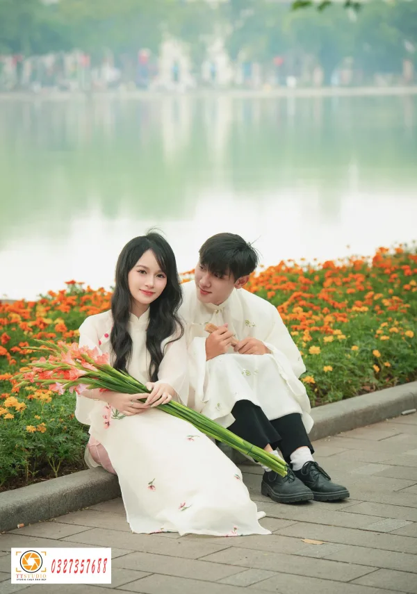 Ảnh tết couple hồ gươm