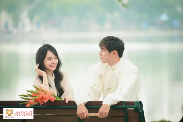 Ảnh tết couple hồ gươm
