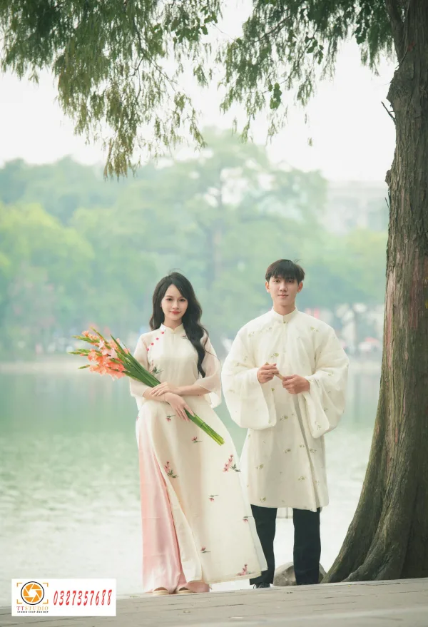Ảnh tết couple hồ gươm