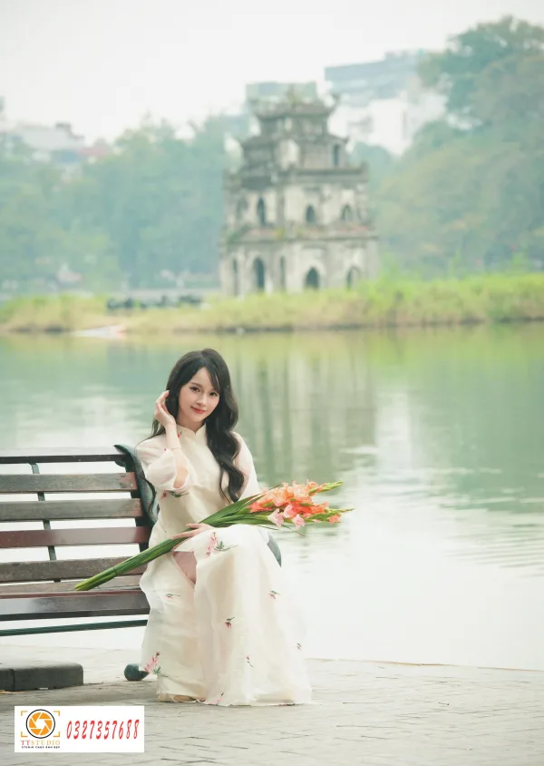 Ảnh tết couple hồ gươm