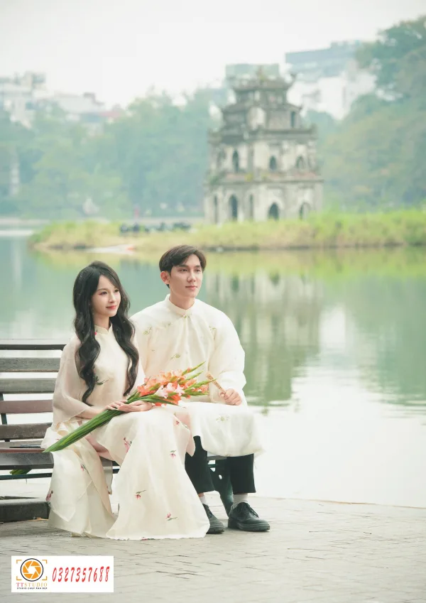 Ảnh tết couple hồ gươm