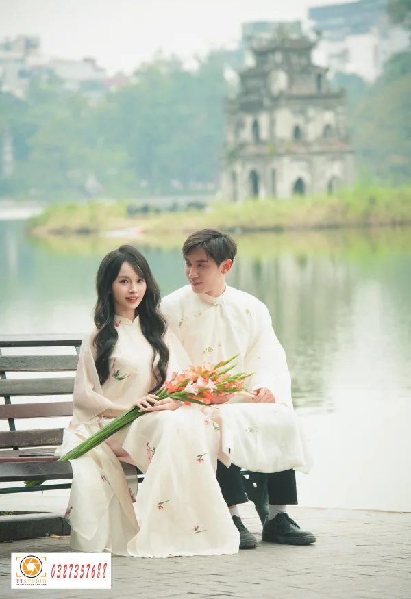 Ảnh tết couple hồ gươm