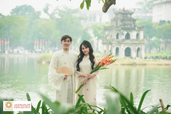 Ảnh tết couple hồ gươm