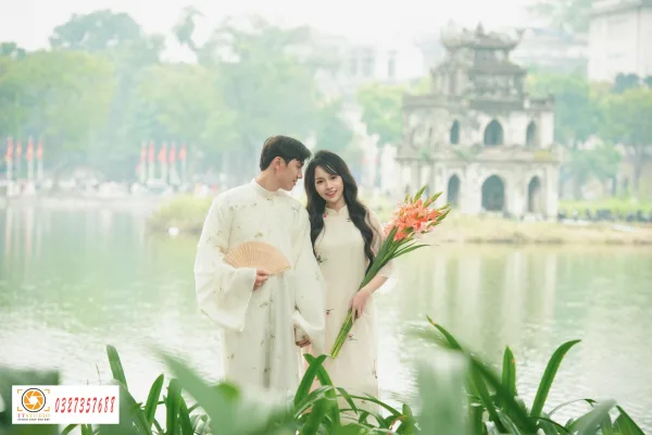 Ảnh tết couple hồ gươm