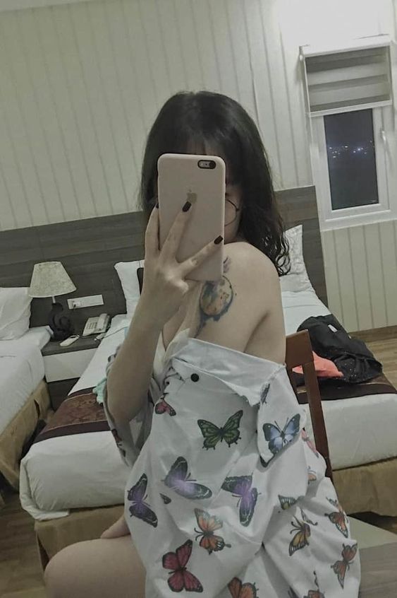 chụp ảnh trước gương khoác áo