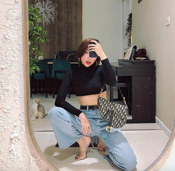 chụp ảnh trước gương quỳ gối