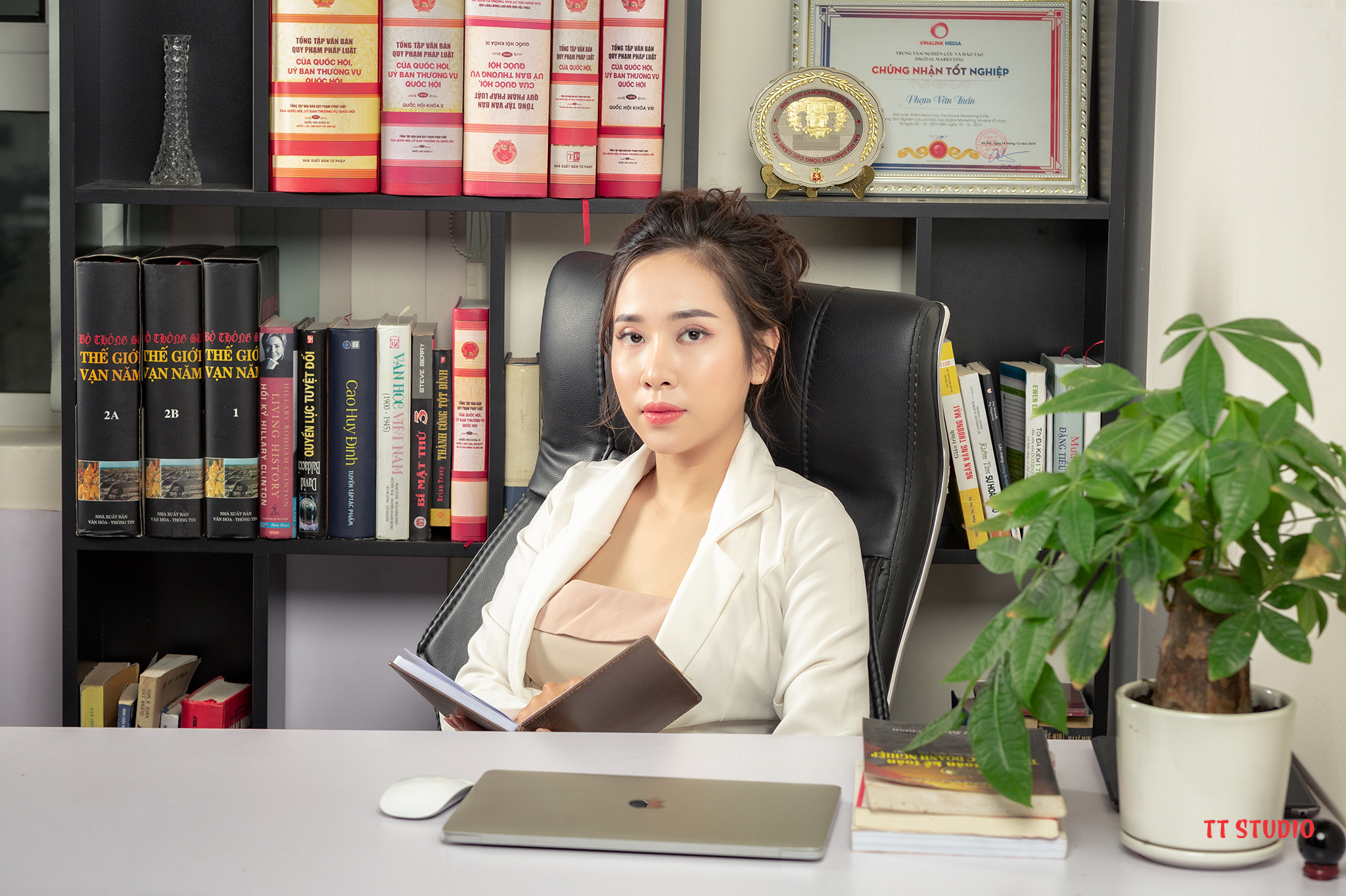 tạo dáng chụp doanh nhan